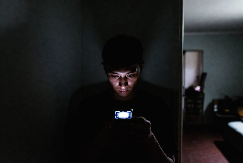 A professional Gmail security and monitoring application interface, showing expert insights into ethical account access and protection features.