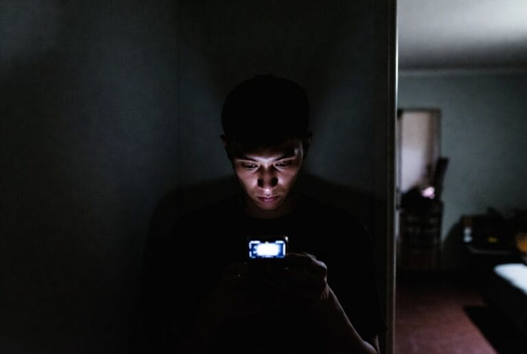 A professional Gmail security and monitoring application interface, showing expert insights into ethical account access and protection features.