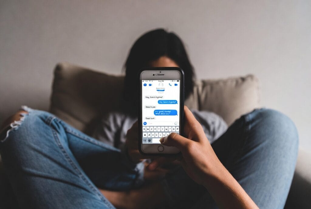 A professional Gmail security and monitoring application interface, showing expert insights into ethical account access and protection features.