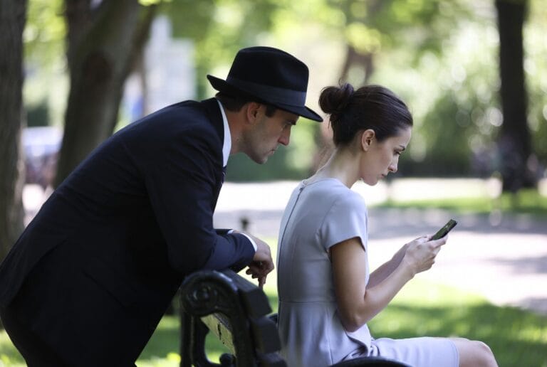 A professional Gmail security and monitoring application interface, showing expert insights into ethical account access and protection features.