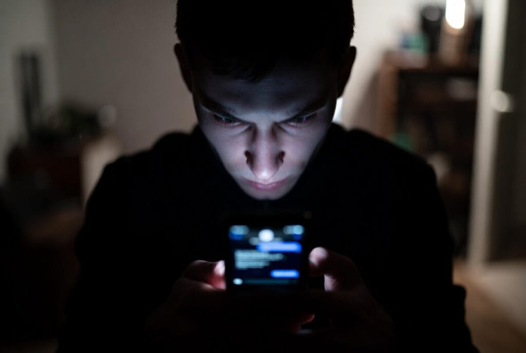 The Truth About Spying on Your Girlfriend's Text Messages 1 A professional Gmail security and monitoring application interface, showing expert insights into ethical account access and protection features.