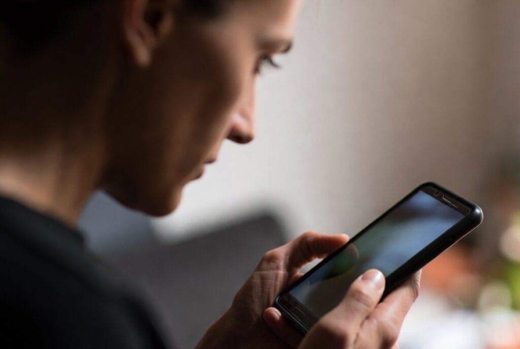 A professional Gmail security and monitoring application interface, showing expert insights into ethical account access and protection features.