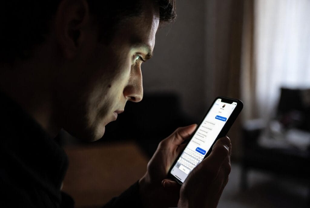 A professional Gmail security and monitoring application interface, showing expert insights into ethical account access and protection features.