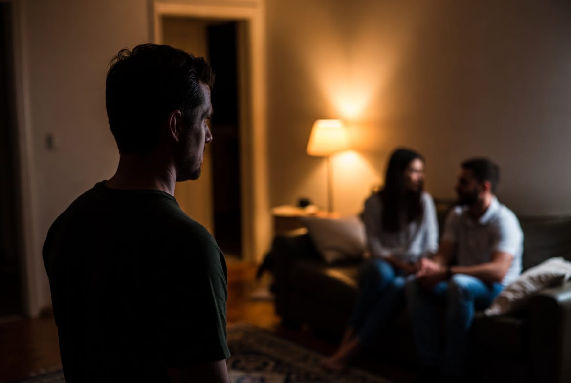 A professional Gmail security and monitoring application interface, showing expert insights into ethical account access and protection features.