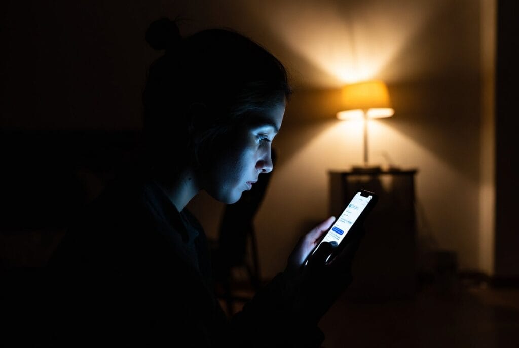 A professional Gmail security and monitoring application interface, showing expert insights into ethical account access and protection features.