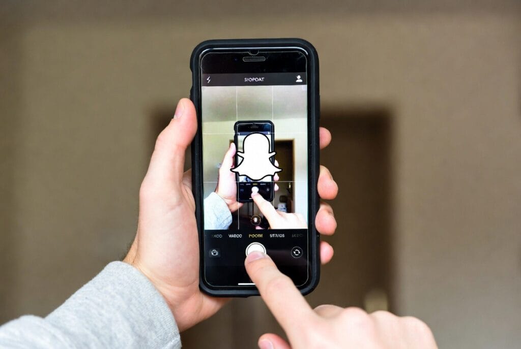 A professional Gmail security and monitoring application interface, showing expert insights into ethical account access and protection features.